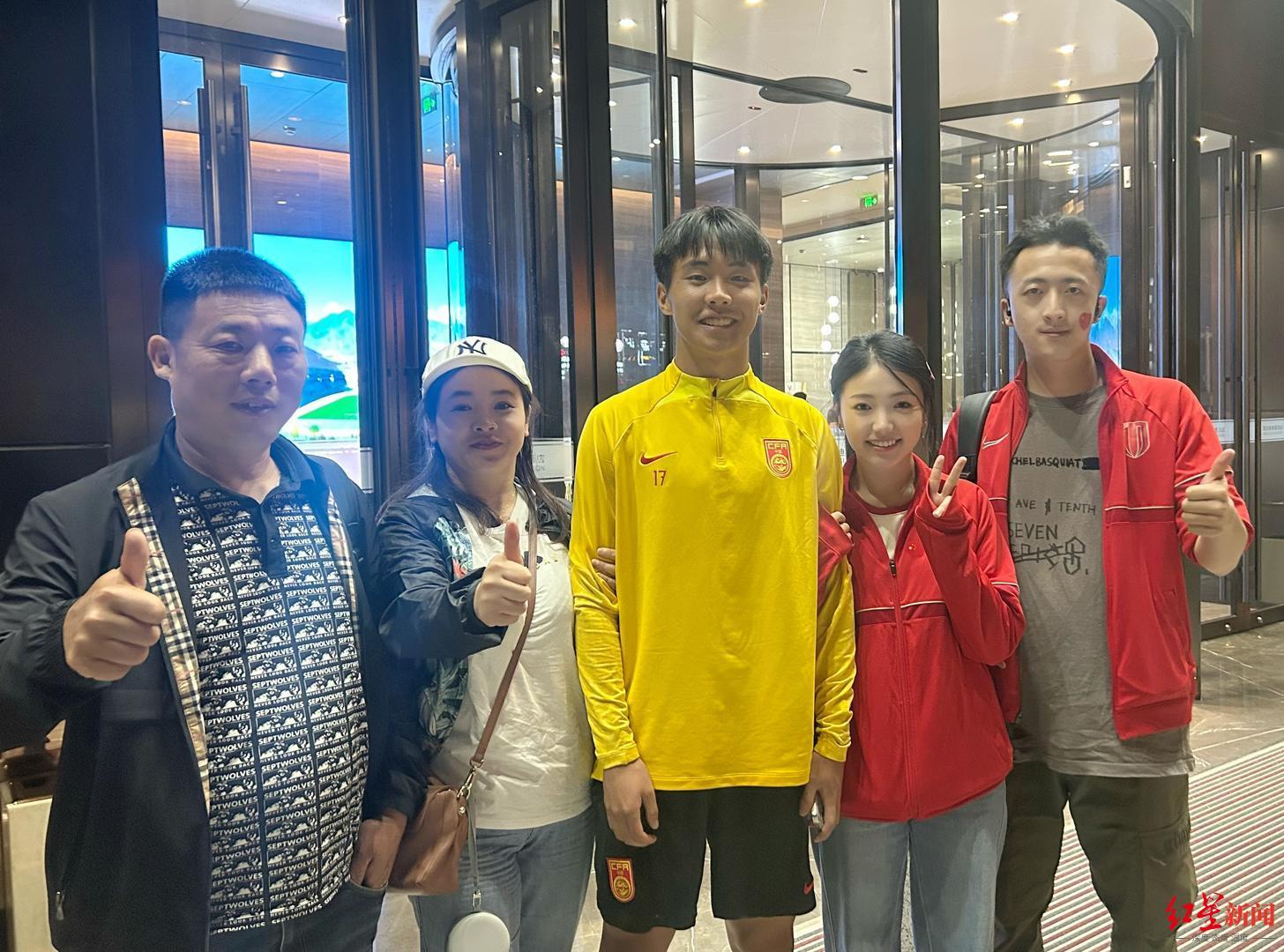 开云体育app-中国职业足球纪录，蓉城小将帅惟浩荣膺中国金童奖！姐姐透露：为领奖专门购置西装