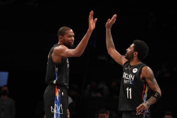 kaiyun-轻松写意！杜兰特欧文合砍67分 纳什：常规操作